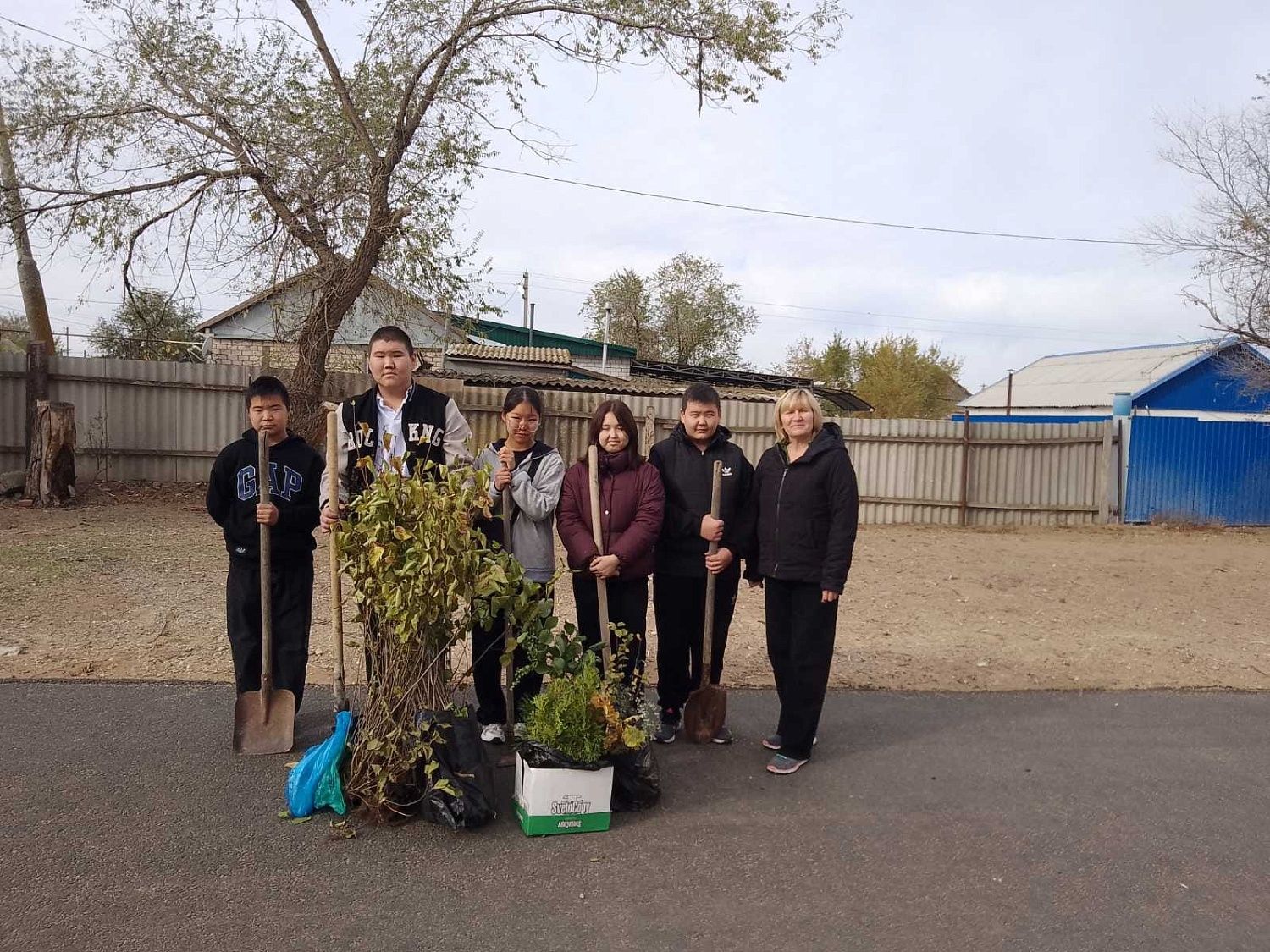 28 октября члены МВС Калмыкии приняли участие в акции «Посади дерево» на территории Троицкой школы