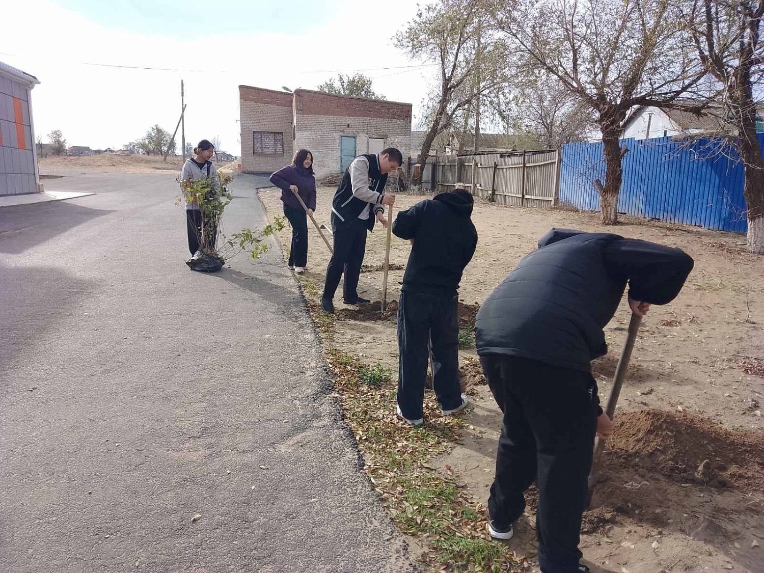 28 октября члены МВС Калмыкии приняли участие в акции «Посади дерево» на территории Троицкой школы